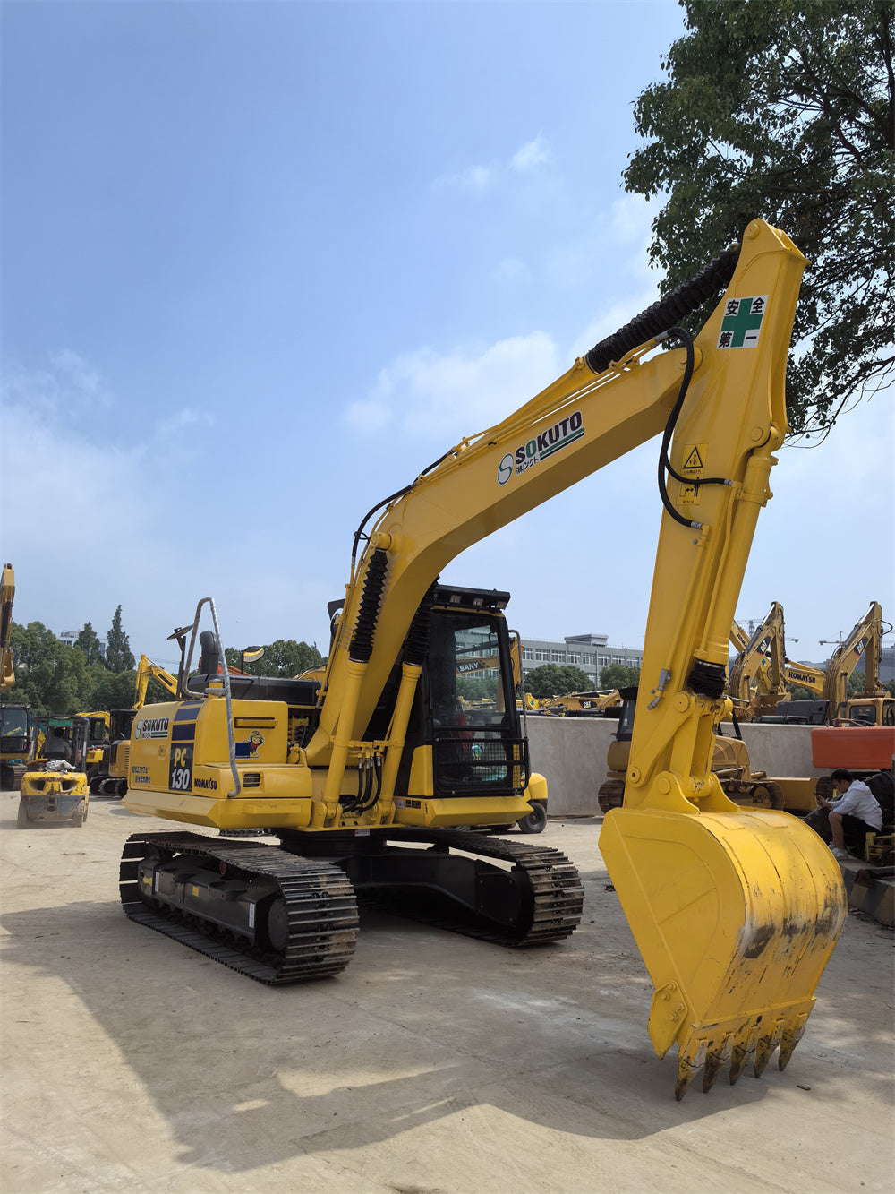KOMATSU PC130
