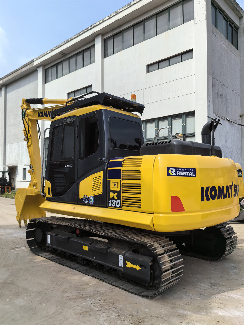 KOMATSU PC130