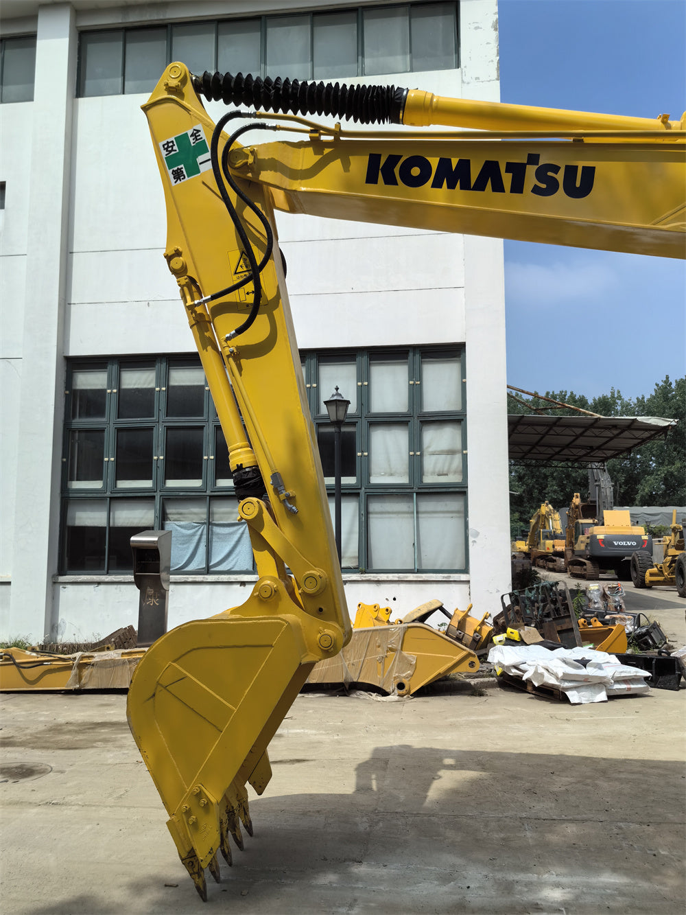 KOMATSU PC130